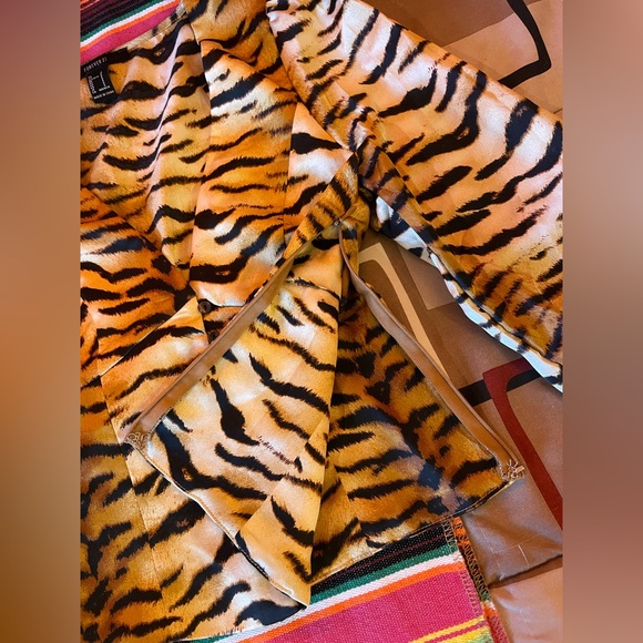 Forever 21 Plunge Tiger Print Blouse, Size Small - Picture 5 of 11